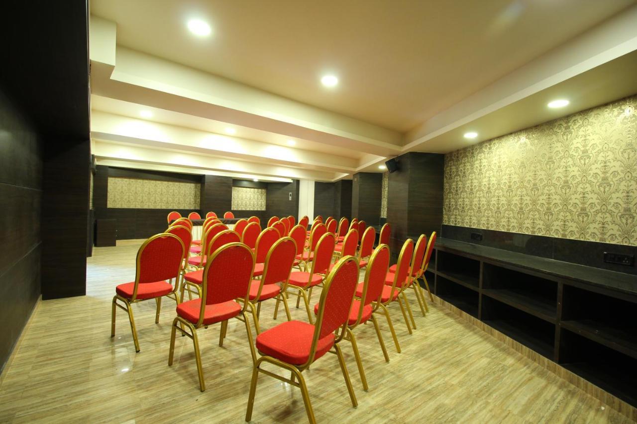 Central Beacon Hotel Surat Exterior photo