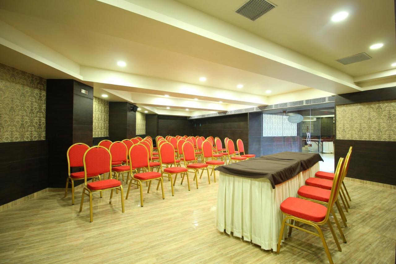 Central Beacon Hotel Surat Exterior photo